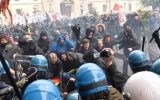 İtalya’da Renzi karşıtı göstericiler polisle çatıştı